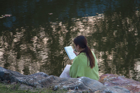 池塘边看书的女生
