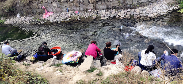 河边洗衣物的村民们