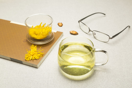 透明玻璃自饮杯里的黄色菊花茶茶