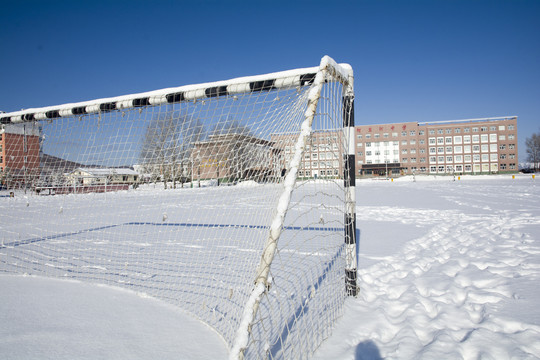冬季校园足球场