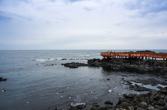 漫步海边的济州岛