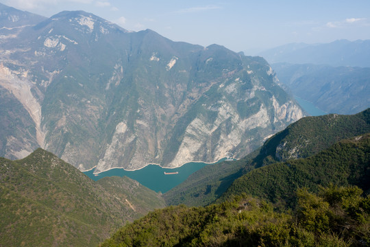 巫山黄岩观景台俯视巫峡风光