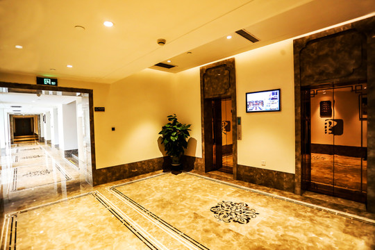 酒店电梯间