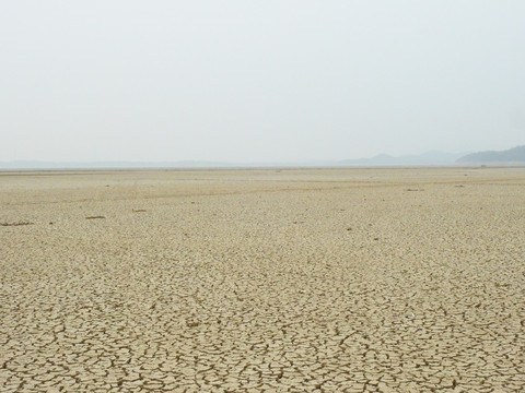 鄱阳湖干涸土地