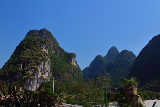 桂林山水山峰悬涯