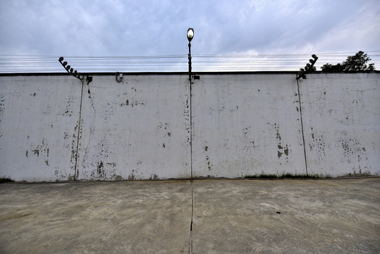 监狱高墙