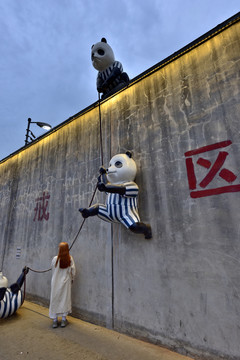 熊猫越狱雕塑
