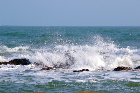 青岛礁石大海海浪惊涛骇浪