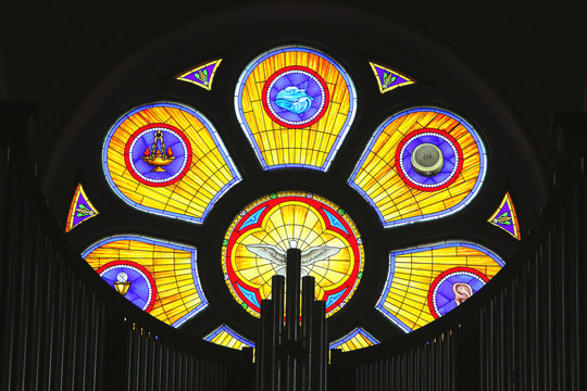 青岛圣弥厄尔大教堂彩色玻璃