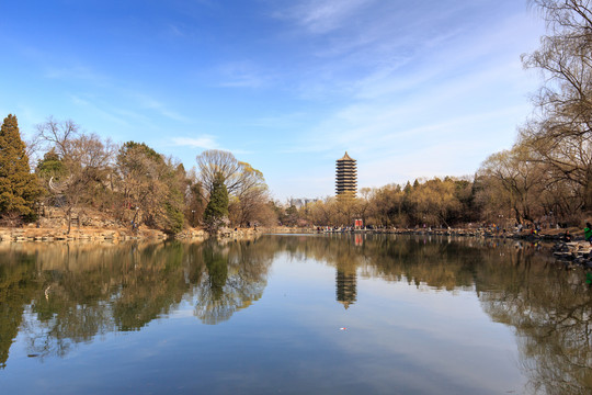 北大校园未名湖博雅塔慈济寺山门