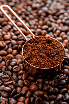 咖啡豆上的咖啡粉
