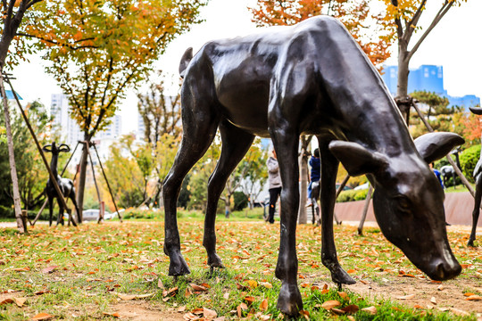 公园秋色下的鹿雕塑