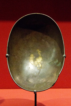 波斯萨珊朝白铜鎏金孔雀纹舟形杯