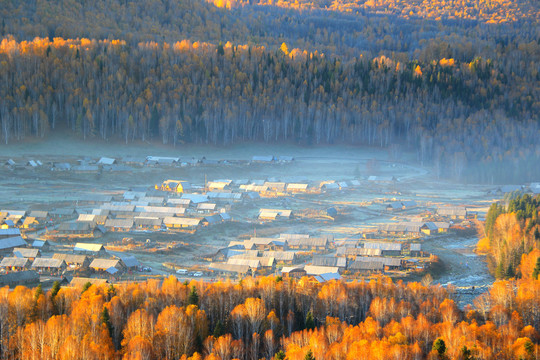 新疆北疆阿勒泰禾木点将台晨雾