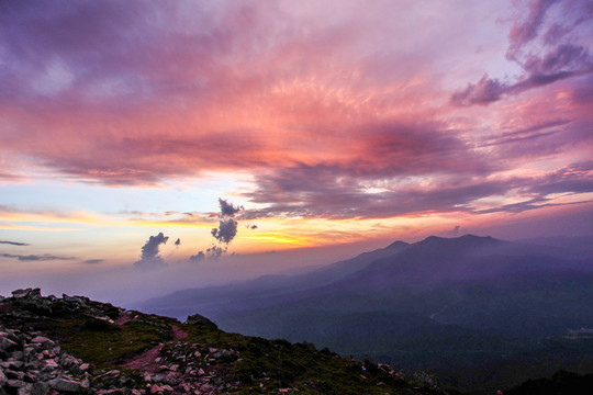 夕阳云彩高山