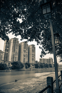河畔黑白照片