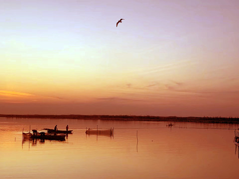 夕阳下的湖面