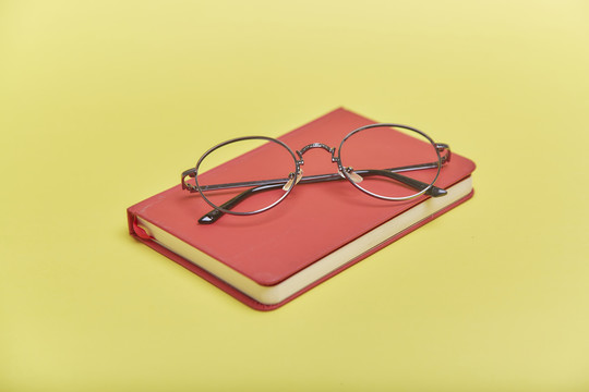 笔记本和眼镜框