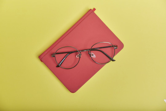 笔记本和眼镜框