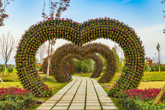心形植物雕塑花廊