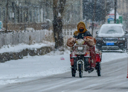 雪后骑车妇女