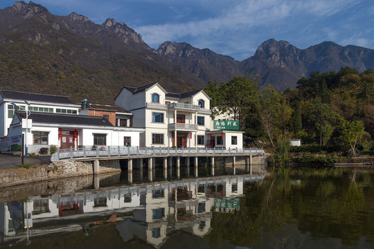 湖光山色新山村