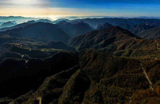 崇山峻岭