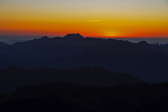 崇山峻岭