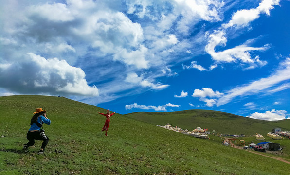 草原旅游女人拍照