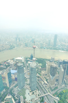 上海中心大厦俯看东方明珠电视塔