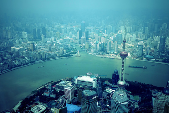 上海中心大厦俯看东方明珠和外滩