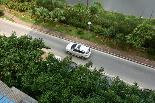 小区路上的车