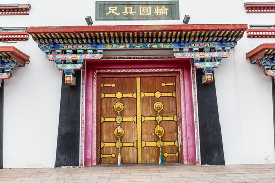 藏传佛教寺庙大门