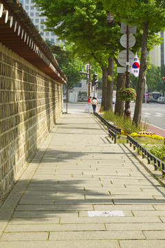 韩国景福宫宫墙外的步行小道