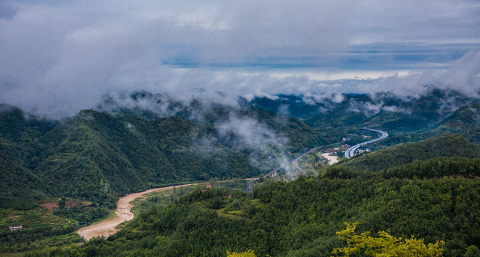 群山里的河流与高速公路