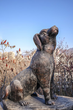 山顶的狗雕塑