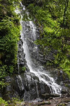 山间瀑布