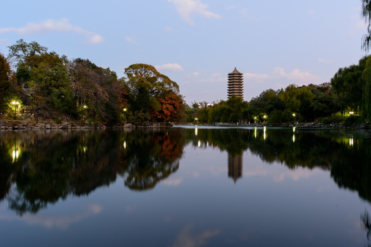 北大校园风光未名湖博雅塔夜景