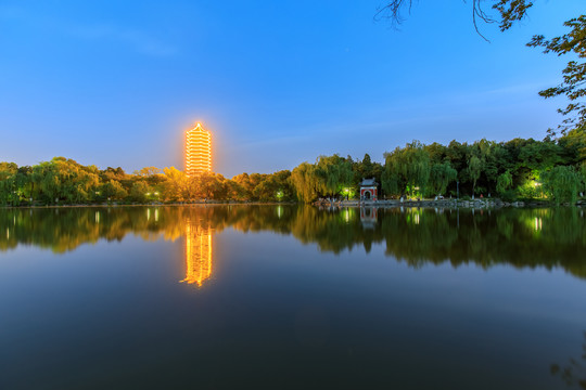 北大未名湖博雅塔慈济寺山门夜景