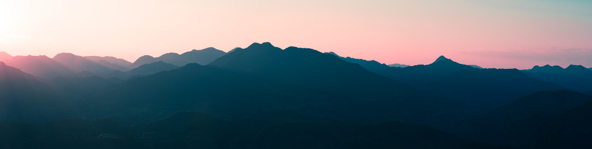 日落时分水墨群山的全景图