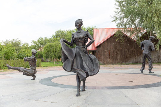 哈萨克人舞蹈雕塑