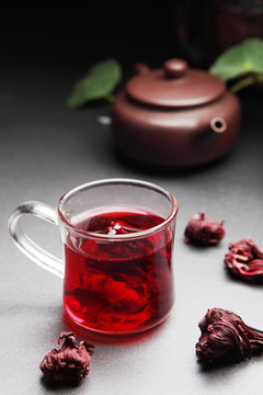 茶杯装的玫瑰茄干洛神花茶茶汤