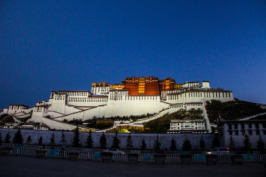 布达拉宫夜景