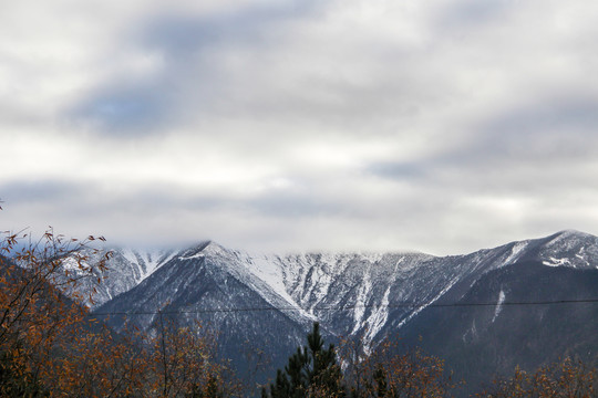 西藏连绵雪山