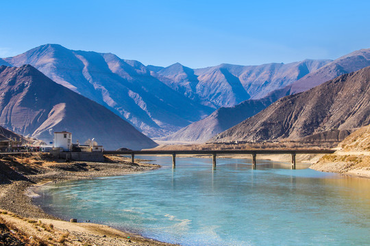 西藏冬季河流大桥
