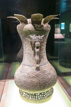 上海博物馆春秋中期莲瓣盖龙纹壶