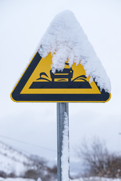 雪后交通标志