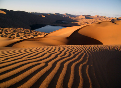 巴丹吉林沙漠腹地湖泊