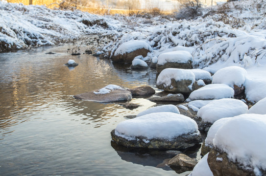 冬雪小溪河石