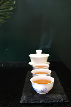 冒着烟气的青花瓷茶具热茶